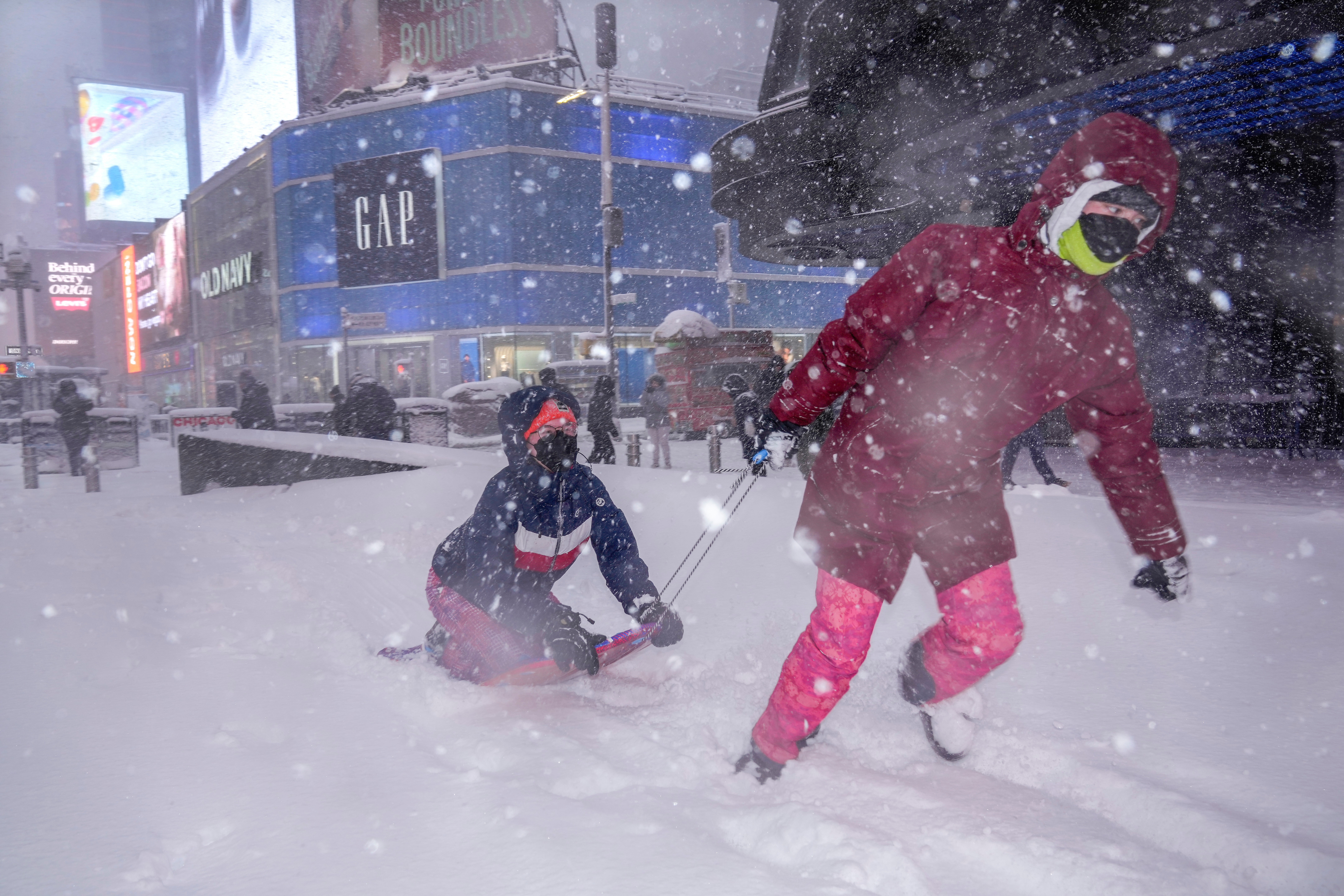 VÍDEO: Times Square amanhece coberta de neve após tempestade em Nova York