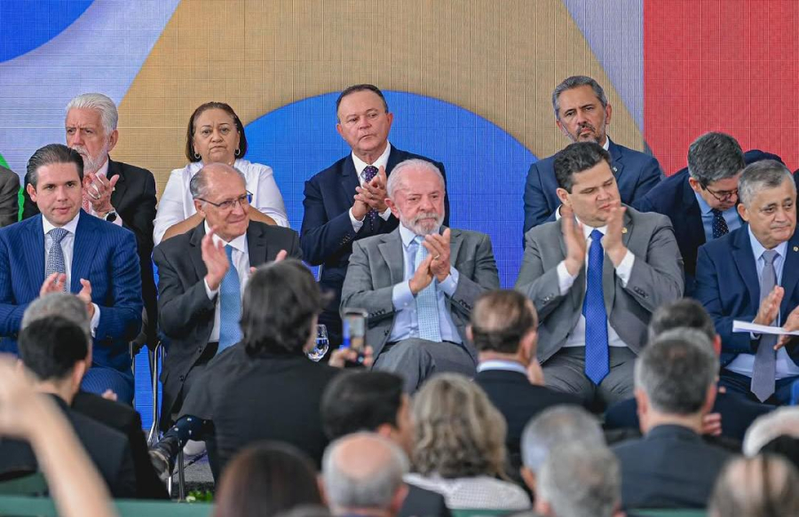 O gelo de Lula em Brandão na posse de José Guimarães, em Brasília