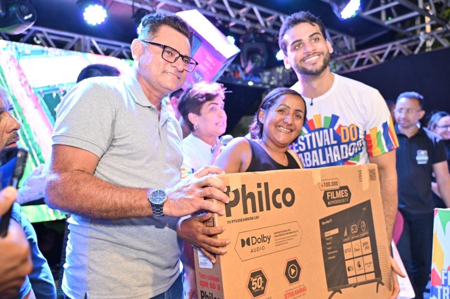 Prefeito Gentil Neto reúne multidão em grande festival em homenagem ao trabalhador