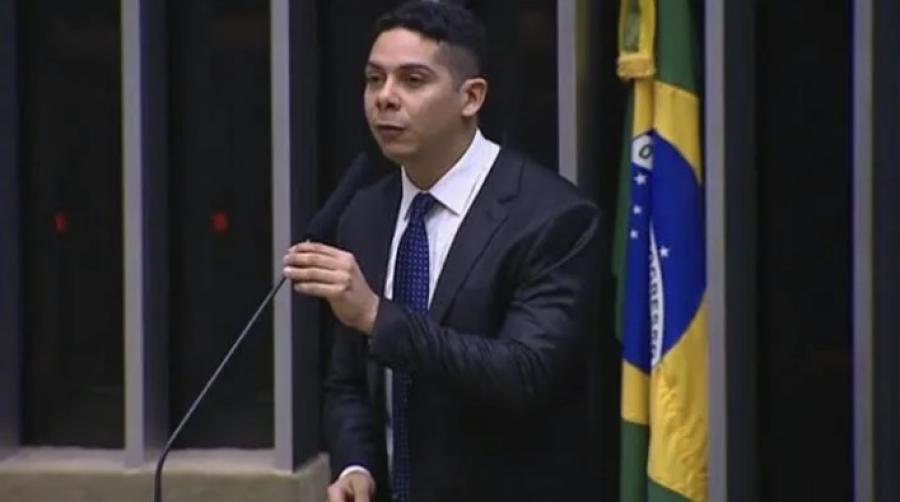 Paulo Marinho Jr. vota contra o fim da escala 6x1 e acumula processos trabalhistas