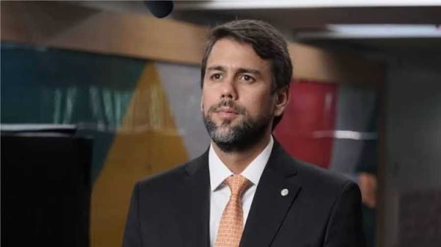 Avião com deputado Pedro Lucas faz pouso de emergência em fazenda no Maranhão
