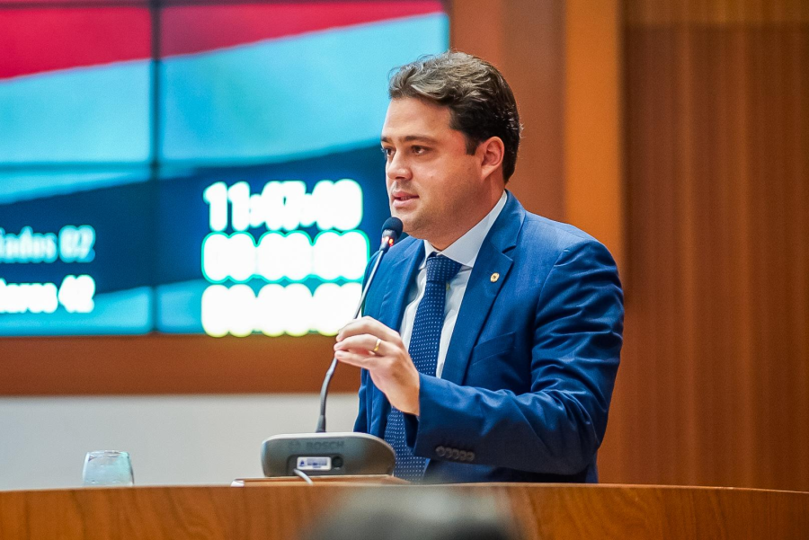     Deputado Leandro Bello reforça apoio de Lula a Felipe Camarão durante discurso na Alema