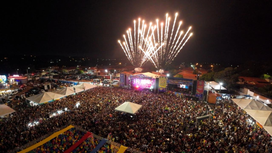     Prefeitura de Caxias reúne mais de 50 mil pessoas em noite de shows com Leonardo e Washington Brasileiro