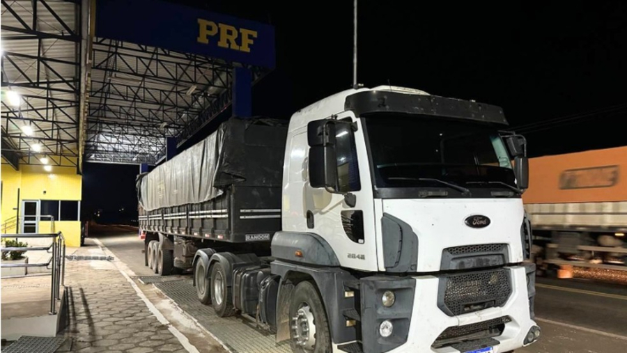 PRF apreende caminhão com 40 m³ de madeira irregular na BR-230, em Balsas