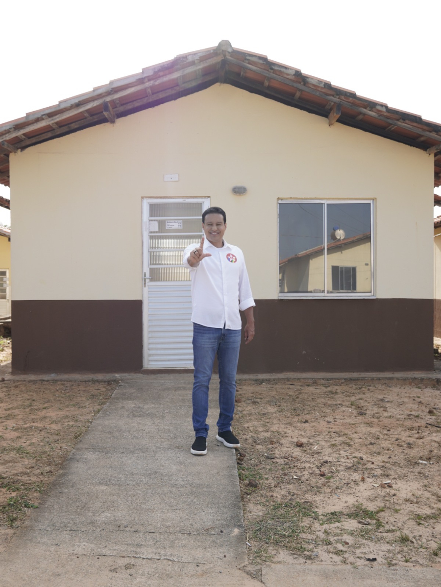 Camarão celebra Lula em entrega de casas, Braide pesconde obra do petista