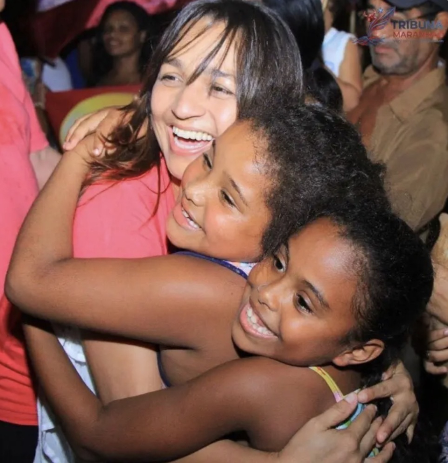 Eliziane Gama propõe aumento do salário-maternidade para mães de gêmeos e trigêmeos